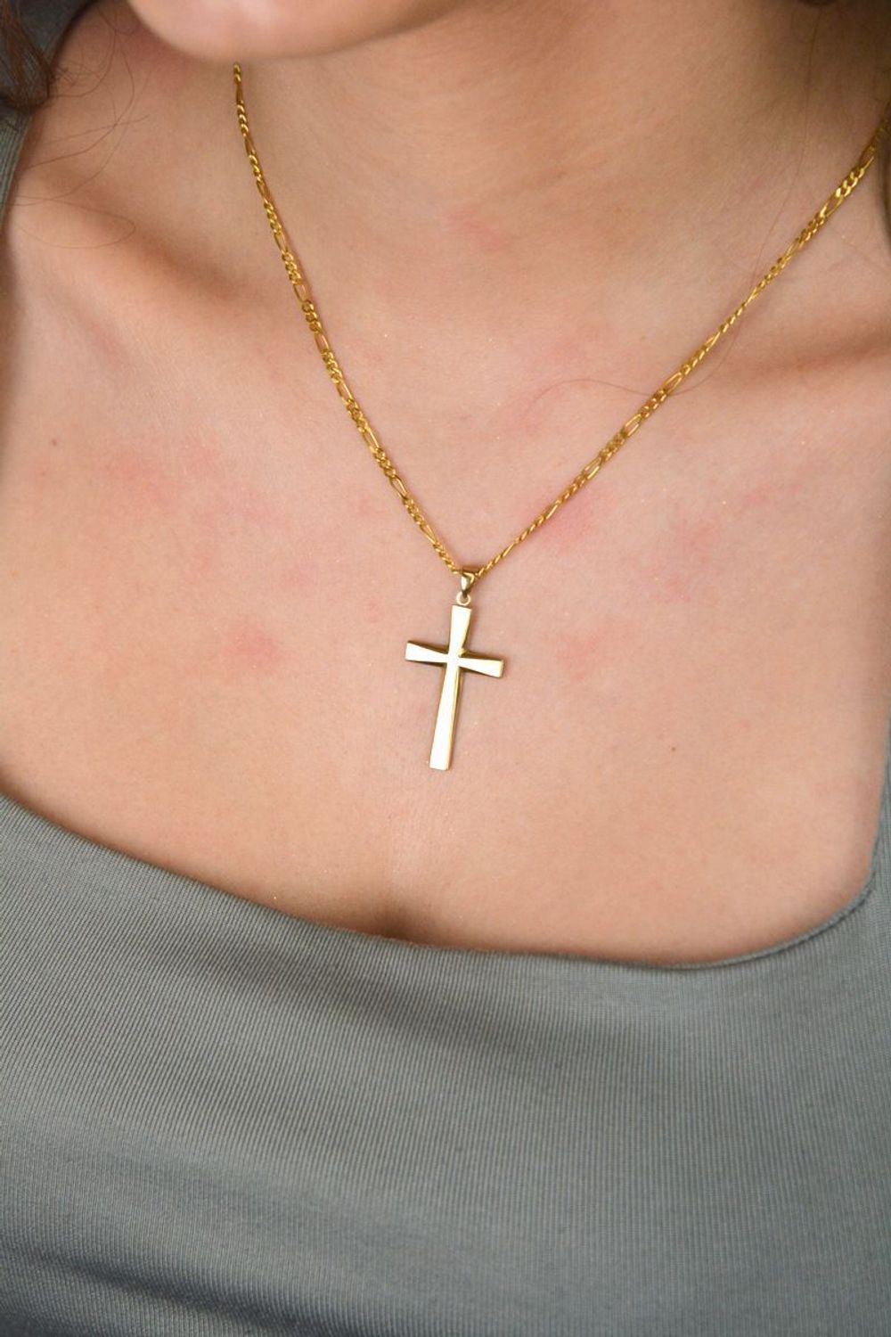 Złota zawieszka gładki krzyżyk próba 333, ZA 3836 333. Złoty krzyżyk to bardzo elegancki wybór na prezent, który jest subtelny i ponadczasowy. Jego proste krawędzie dodają mu delikatności, 1.jpg